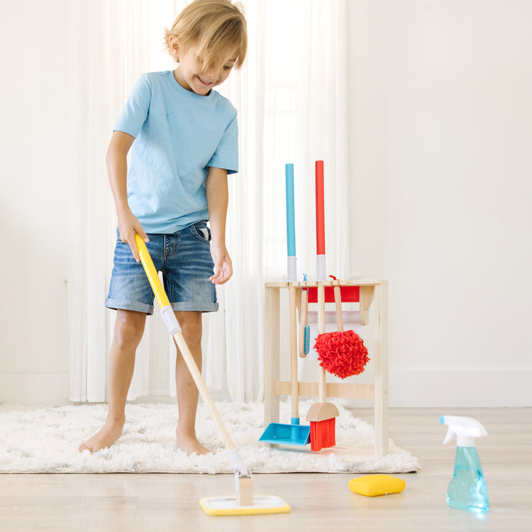 A kid playing with The Melissa & Doug Deluxe Sparkle & Shine Cleaning Play Set (11 Pieces)
