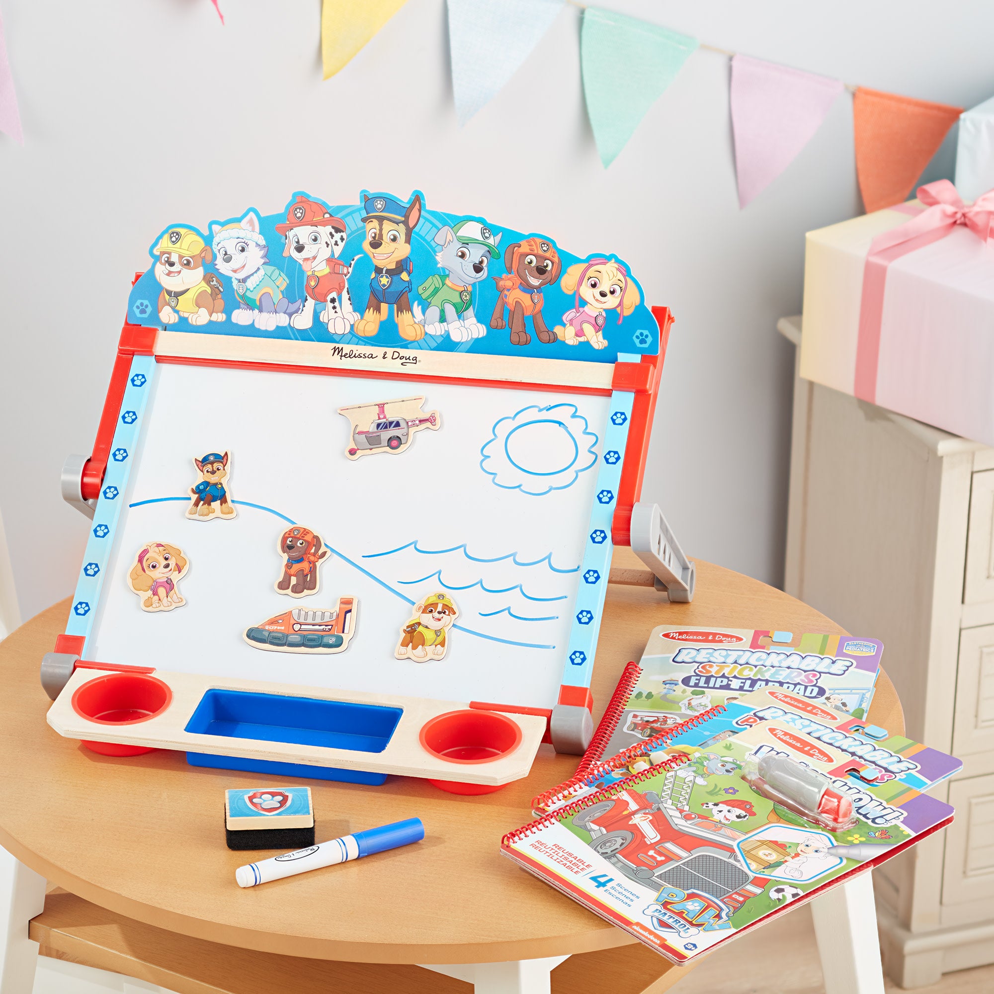Melissa ＆ Doug Paw Patrol イーゼル/テーブルトップアートアクティビティセンター Melissa \u0026 Doug PAW Patrol Wooden Double-Sided Tabletop Art Center