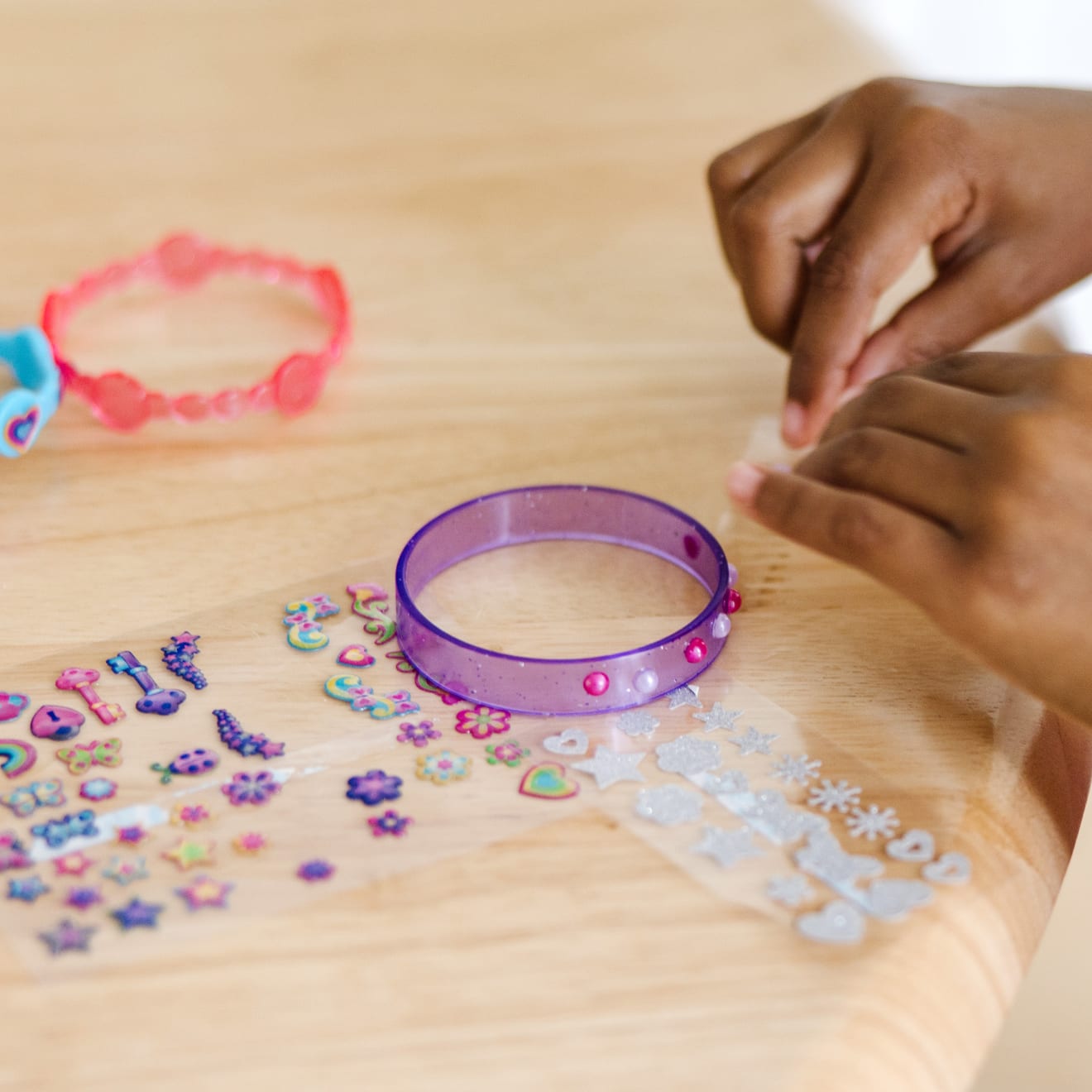 No-sew DIY bracelets Christmas craft idea for kids - Merriment Design